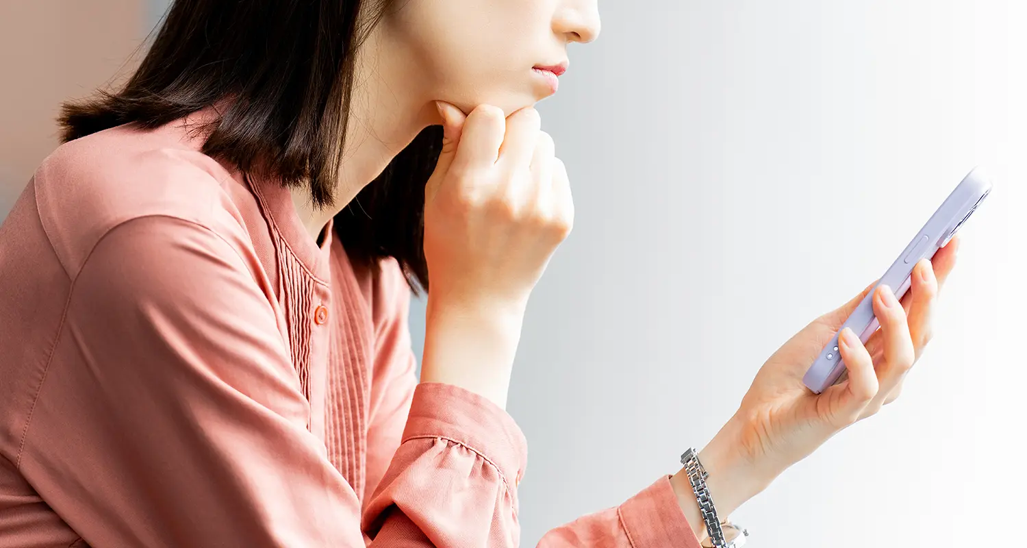 困っている女性の画像