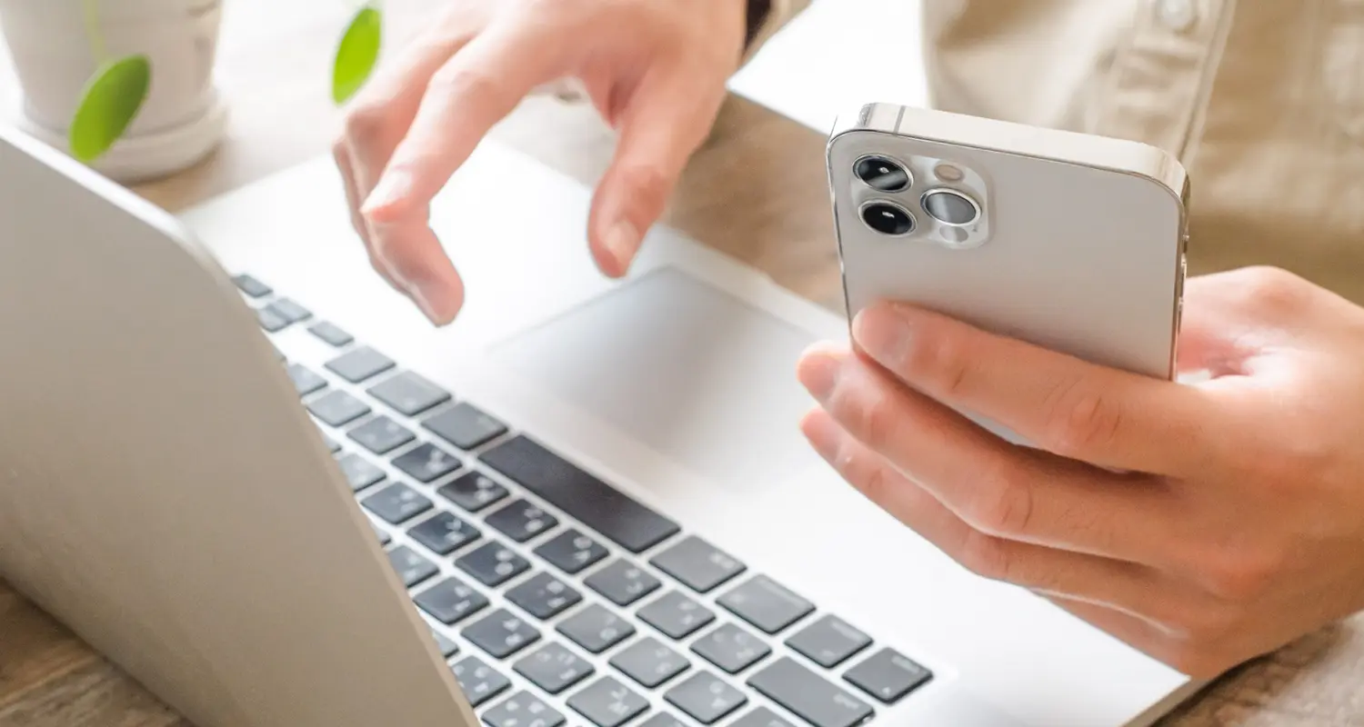 パソコン操作する人の画像