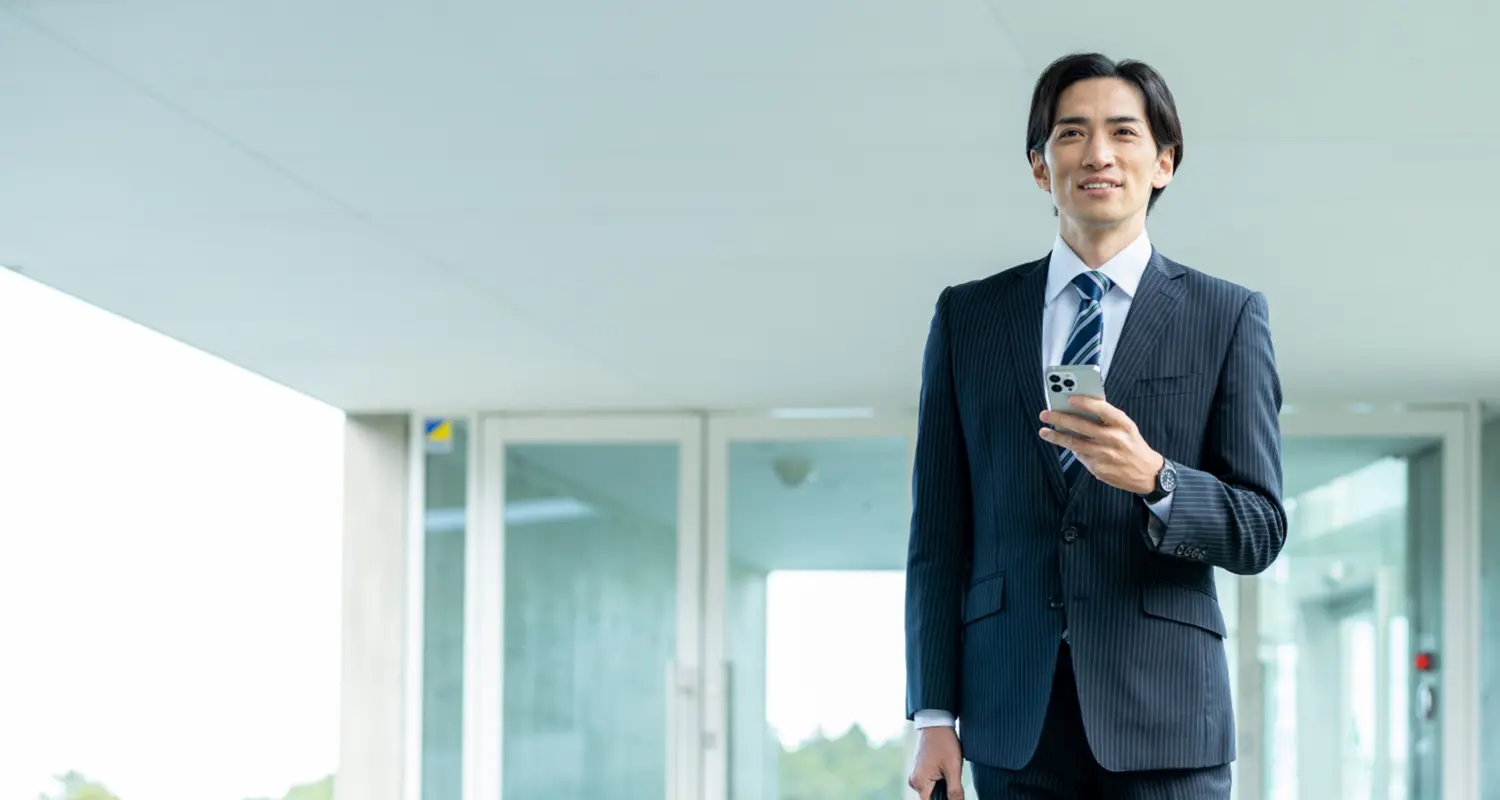 出張にでかける男性の画像