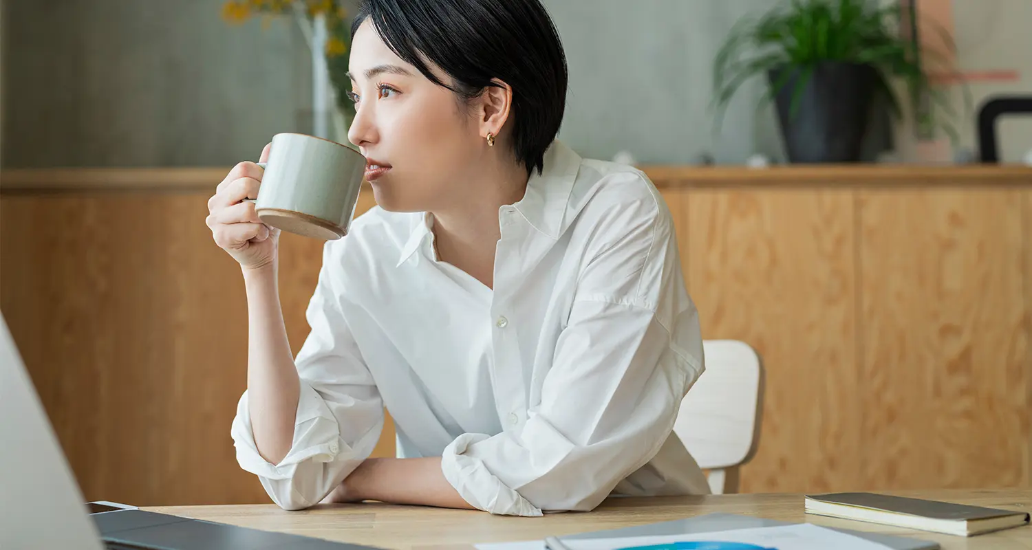 リモートワークでパソコンを使う女性の画像