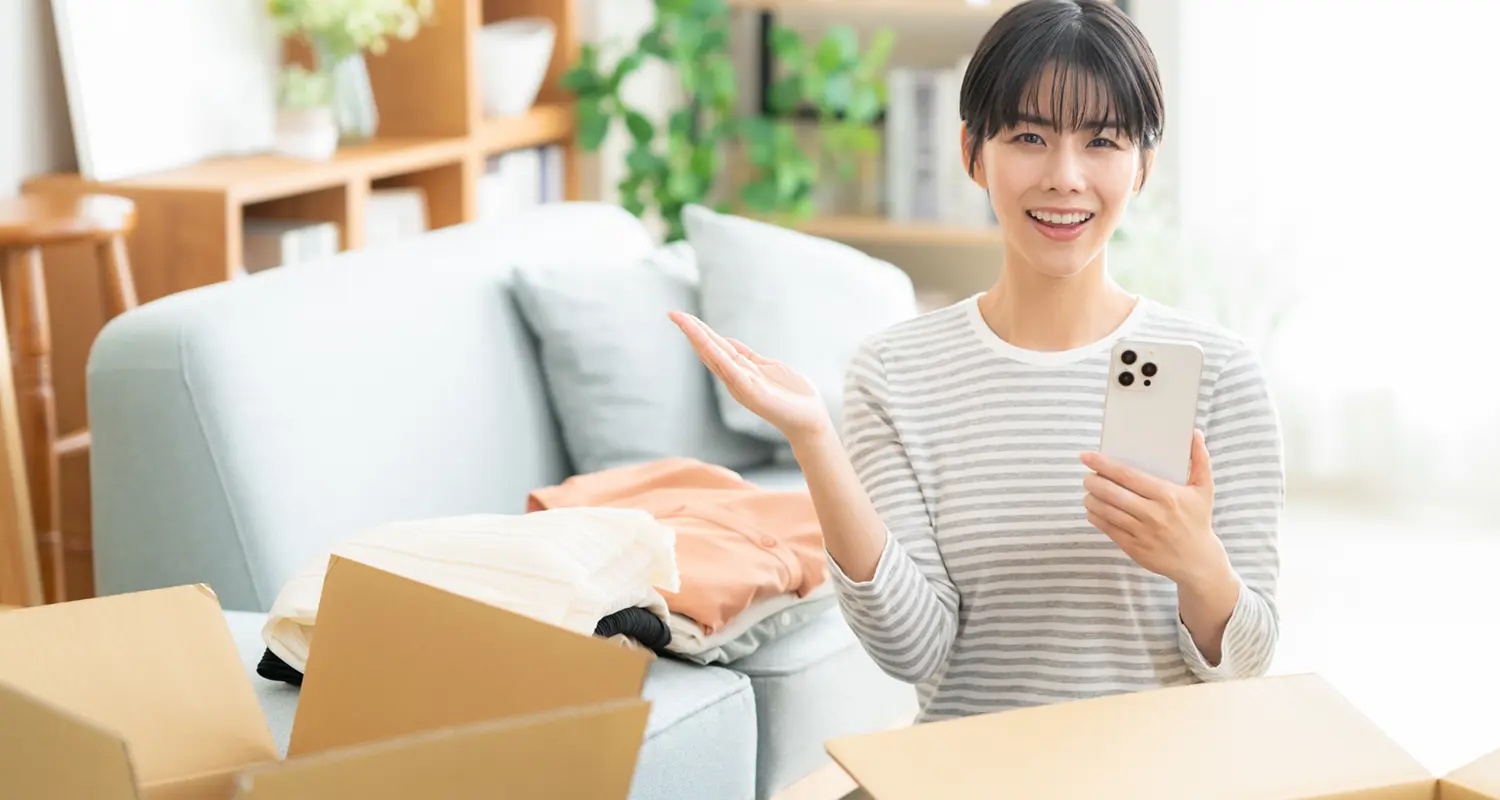 引越しをする女性の画像